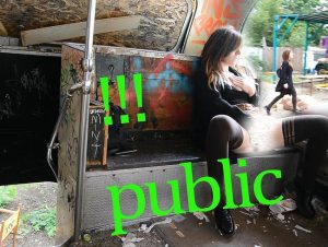 Nicky Foxx Porno Video: Nickys erste Masturbation. Outdoor.